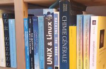Des livres de sciences dans une bibliothèque